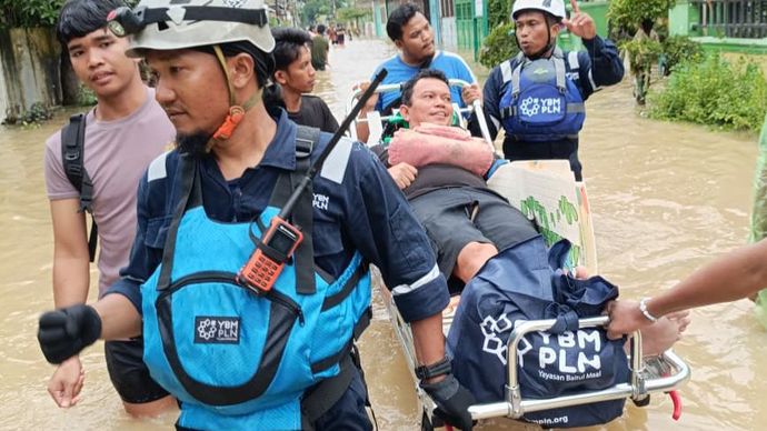 T PLN (Persero) bergerak cepat dalam memperbaiki sistem kelistrikan dan membantu warga yang terdampak bencana banjir dan longsor di Sumatera Utara