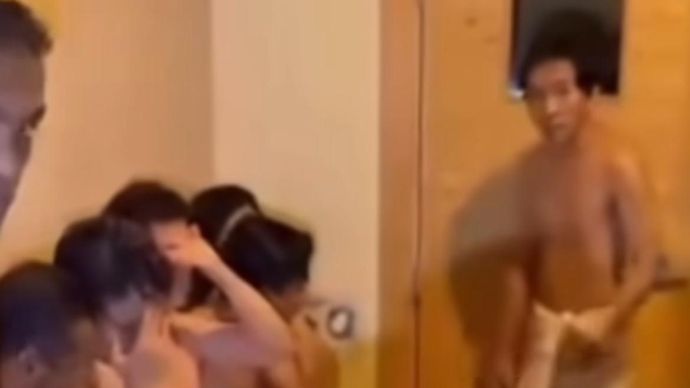 Ratusan orang ditangkap dalam sebuah operasi besar yang dilakukan Kepolisian Kuala Lumpur di sebuah klub kesehatan atau spa yang diduga dijadikan lokasi aktivitas hubungan sesama jenis di kawasan Chow Kit, Malaysia.