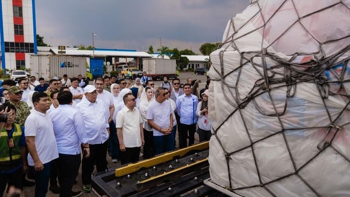 Wakil Ketua DPR RI, Sufmi Dasco Ahmad, memimpin langsung proses penyerahan bantuan logistik untuk korban bencana di sejumlah wilayah Sumatera melalui Bandara Lanud Halim Perdanakusuma, Jakarta, Minggu 30 November 2025.  