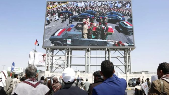 Arsip foto - Orang-orang menonton layar besar yang menayangkan pemakaman mereka yang tewas dalam serangan udara Israel ke kelompok Houthi baru-baru ini di Sanaa, Yaman, Senin (20/10/2025). ANTARA/Xinhua/Mohammed Mohammed