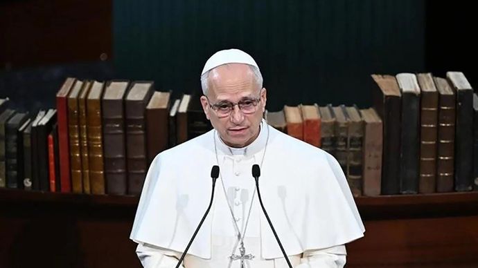 Paus Leo XIV, Kepala Negara Vatikan, memberikan pidato di Aula Cihannuma, Perpustakaan Nasional Kepresidenan, usai pertemuan Masyarakat Sipil dan Delegasi Diplomatik yang diadakan di Ankara, Turki pada 27 November 2025. ANTARA/Doğukan Keskinkılı&ccedil;/Anadolu/pri.