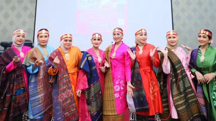 Organisasi Jiwa Perempuan Indonesia (Jipindo) dalam acara Inovasi dan Kreativitas dalam Desain Ulos, Jakarta. 