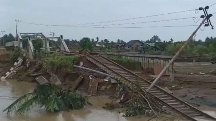 Kondisi jembatan KA di Bungkaih, Kabupaten Aceh Utara,Aceh yang rusak terdampak banjir ANTARA/HO-KAI Sumut.