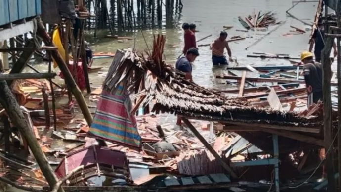 Warga di Kelurahan Leok I Kecamatan Biau, Kabupaten Buol, Sulawesi Tengah gotong royong mengevakuasi barang dan peralatan yang terendam air akibat angin kencang, Minggu (30/11/2025). ANTARA/HO-BPBD Sulteng