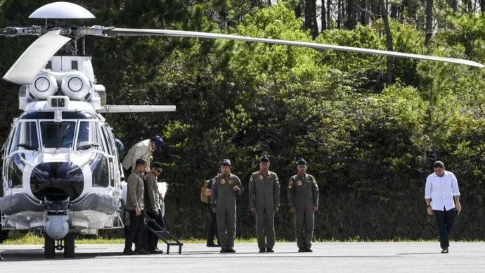 Presiden Prabowo Subianto (kiri) didampingi Seskab Tedy Indra Wijaya (kanan) tiba di Bandara Raja Sisingamangaraja XII usai mengunjungi Tapanuli Tengah, di Tapanuli Utara, Sumatera Utara, Senin 1 Desember 2025. Presiden Prabowo mengatakan akan memprioritaskan pengiriman bantuan ke lokasi terdampak banjir di Tapanuli Tengah dan selanjutnya Presiden akan mengunjungi Kabupaten Aceh Tenggara. ANTARA FOTO/Galih Pradipta/bar.