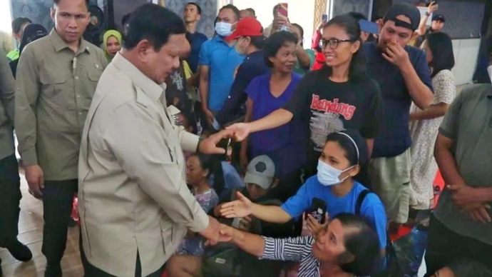 Presiden Prabowo Subianto menyalami warga terdampak bencana di Tapanuli Tengah (Tapteng), Sumatera Utara, Senin 1 Desember 2025. ANTARA/HO-Tim Media Presiden Prabowo.
