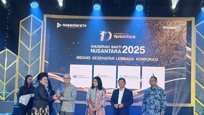 Presiden Direktur dan salah satu pendiri Mandaya Hospital Group, Dr. Ben Widaja menerima penghargaan Anugerah Bakti Nusantara 2025 yang diserahkan oleh Ibu Presiden Komisaris NT Corp Lince Berliana Tobing
