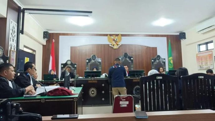 Petugas LPSK menyerahkan dokumen permohonan restitusi kepada majelis hakim saat sidang pembuktian dengan agenda pemeriksaan istri almarhum Brigadir Nurhadi di Pengadilan Negeri Mataram, NTB, Senin 1 Desember 2025. ANTARA/Dhimas B.P.
