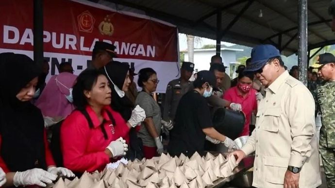 Presiden Prabowo Subianto (kanan) mengecek dapur umum di posko pengungsian GOR Pandan, Tapanuli Tengah, Sumatera Utara, Senin 1 Desember 2025. Presiden Prabowo berkunjung ke sejumlah lokasi pengungsian dan daerah terdampak bencana banjir bandang dan longsor di Sumatera. ANTARA/HO-Tim Media Presiden Prabowo Subianto/pri.