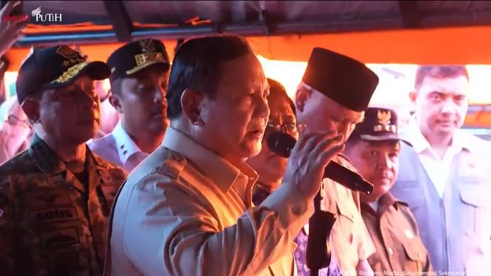 Presiden Prabowo Subianto menyambangi pengungsi banjir di Kabupaten Padang Pariaman, Sumatera Barat (Sumbar)