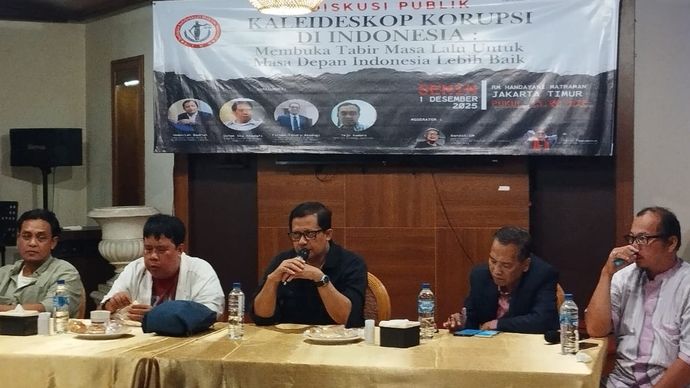 Pengamat sosial-politik UNJ, Ubedilah Badrun (tengah). 