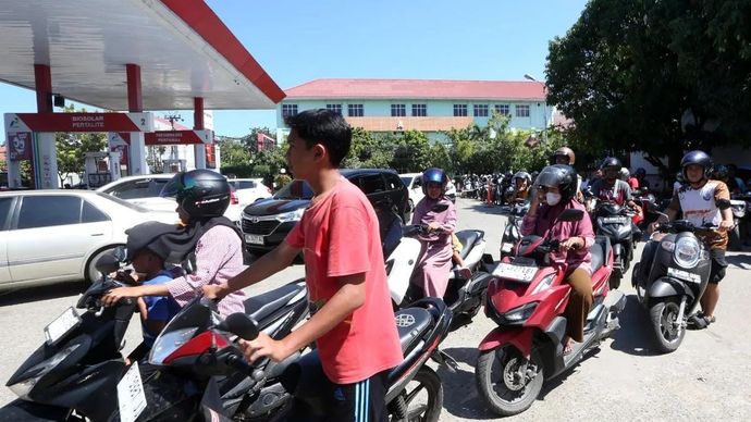 Warga antre untuk mengisi Bahan Bakar Minyak (BBM) di salah satu Stasiun Pengisian Bahan bakar Umum (SPBU) di Banda Aceh, Aceh, Minggu (30/11/2025). Sejak Pemerintah Aceh menetapkan status tanggap darurat bencana banjir dan longsor pada 27 November seluruh SPBU dan tempat-tempat pengisian bahan bakar di 16 Kabupaten/Kota yang terdampak bencana dipadati warga untuk mengisi BBM kendaraan bermotor. ANTARA FOTO/Irwansyah Putra/nz.