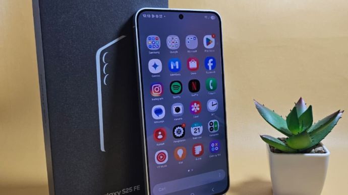 Dengan Galaxy S25 FE, proses editing foto tidak lagi memerlukan perangkat tambahan atau software profesional. Semua tahapan mulai dari pengambilan gambar hingga penyempurnaan visual dapat dilakukan hanya melalui satu perangkat&mdash;cepat, mudah, dan aman. 