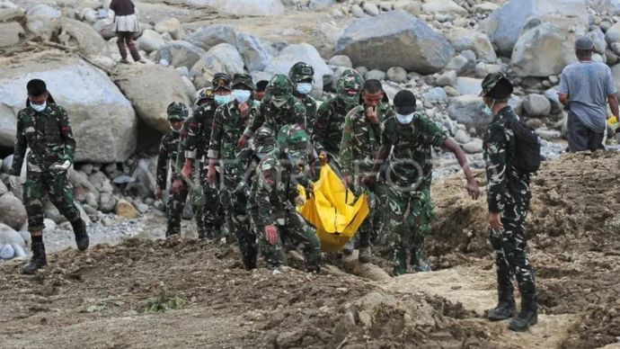 Prajurit Batalyon TP 897/Singalang menggotong jenazah korban meninggal akibat banjir bandang di Nagari Salareh Aia Timur, Palembayan, Agam, Sumatera Barat, Senin 1 Desember 2025. ANTARA FOTO/Wahdi Septiawan/YU