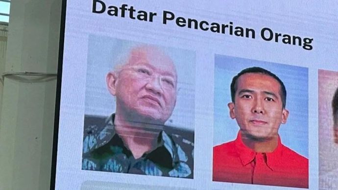 Foto Paulus Tannos (kiri) yang telah dimasukkan ke dalam daftar pencarian orang (DPO) sejak 19 Oktober 2021 saat ditampilkan pimpinan Komisi Pemberantasan Korupsi, di Gedung Juang, Jakarta, Rabu 6 Agustus 2025. ANTARA/Rio Feisal.