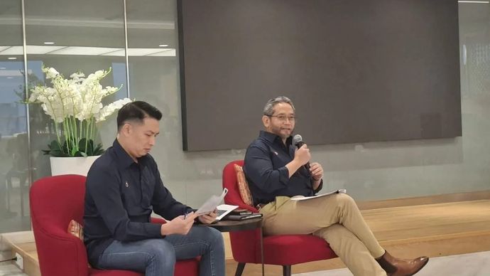 Direktur Strategic Business Development and Portfolio Telkom Seno Soemadji (kanan) dan Direktur Keuangan dan Manajemen Risiko Telkom Arthur Angelo Syailendra (kiri) dalam suatu acara. ANTARA/Indra Arief Pribadi.
