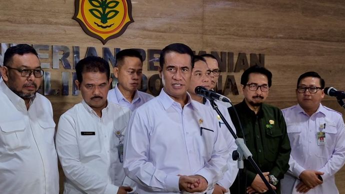 Menteri Pertanian (Mentan) Andi Amran Sulaiman memimpin langsung gerakan donasi nasional bagi korban bencana alam di Sumatera.  