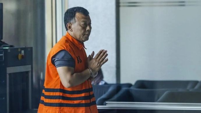 Mantan Bupati Ponorogo Sugiri Sancoko berjalan menuju ruang pemeriksaan di Gedung Merah Putih KPK, Jakarta, Jumat (21/11/2025). Sugiri Sancoko diperiksa sebagai tersangka dalam kasus dugaan suap pengurusan jabatan, dugaan suap proyek pekerjaan di RSUD Ponorogo dan gratifikasi di lingkungan Pemerintah Kabupaten Ponorogo. ANTARA FOTO/Asprilla Dwi Adha/foc.