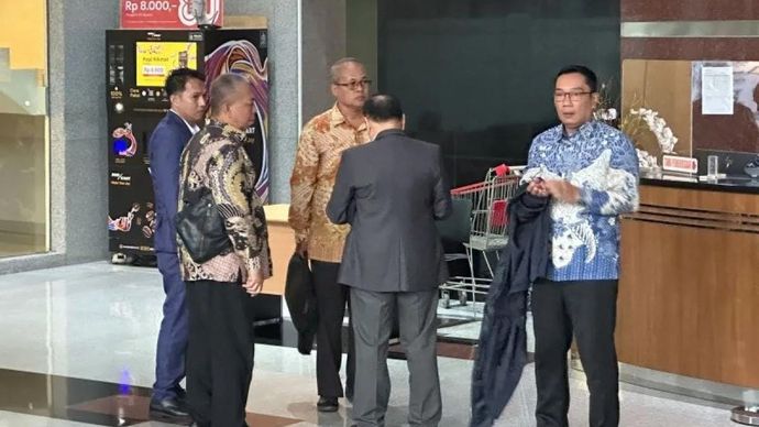 Mantan Gubernur Jawa Barat Ridwan Kamil (kanan) berbincang dengan para penasihat hukumnya setelah menjalani pemeriksaan di Gedung Merah Putih KPK, Jakarta, Selasa 2 Desember 2025. ANTARA/Rio Feisal.