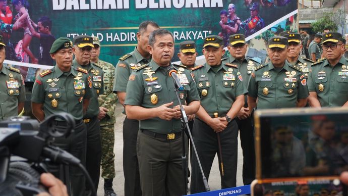 Kepala Staf Angkatan Darat (Kasad) Jenderal TNI Maruli Simanjuntak, M.Sc., melepas keberangkatan Kapal ADRI XVII BM yang membawa bantuan kemanusiaan TNI AD bagi masyarakat terdampak bencana di Aceh, Sumatera Utara, dan Sumatera Barat. Pengiriman dilakukan dari Dermaga Satangair Pusbekangad, Tanjung Priok, Jakarta, Senin (1/12/2025).