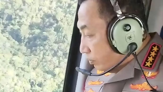 Kapolri Jenderal Pol. Listyo Sigit Prabowo meninjau dampak banjir dan longsor di Sumatera Utara (Sumut) melalui jalur udara dengan menggunakan helikopter pada Senin 1 Desember 2025. ANTARA/HO-Divisi Humas Polri.