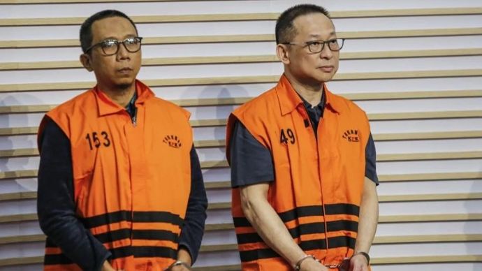 Dua tersangka kasus dugaan tindak pidana korupsi di lingkungan DJKA Medan, ASN Direktorat Jenderal Keselamatan Perkeretaapian DJKA Kemenhub PPK di Balai Teknik Perkeretaapian Medan periode 2021-2024 Muhlis Hanggani Capah (kiri) bersama Komisaris PT Tri Tirta Permata Eddy Kurniawan Winarto (kanan) dihadirkan saat konferensi pers penahanan di Gedung Merah Putih KPK, Jakarta, Senin, 1 Desember 2025. KPK menahan dua tersangka kasus dugaan tindak pidana korupsi pengaturan pemenang pelaksana proyek dalam pembangunan dan pemeliharaan proyek jalur kereta api di lingkungan Direktorat Jenderal Kereta Api (DJKA) Medan. ANTARA FOTO/Asprilla Dwi Adha/YU