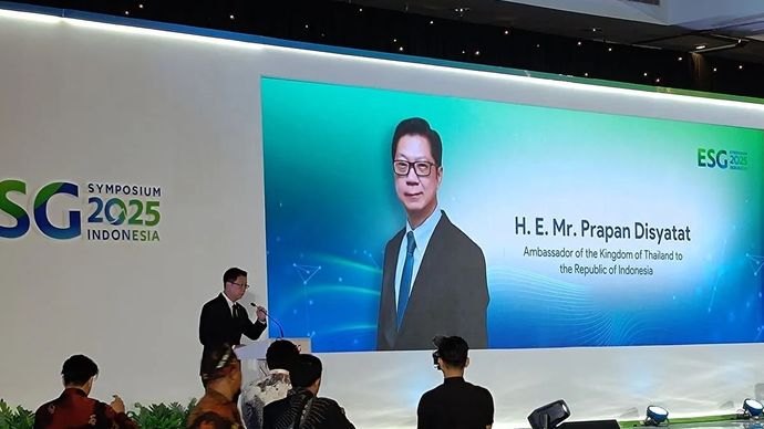 Duta Besar Thailand untuk Indonesia Prapan Disyatat (kedua kiri) dalam acara ESG Symposium 2025 di Jakarta, Selasa, 2 Desember 2025. (ANTARA/Aria Ananda)