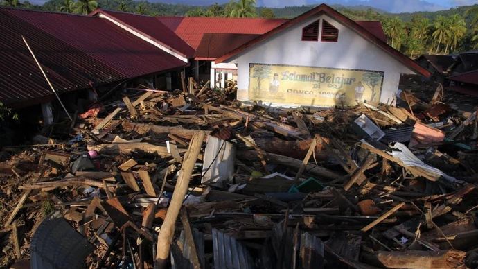 Kondisi sekolah yang terdampak banjir bandang di Desa Aek Garoga, Kecamatan Batang Toru, Tapanuli Selatan, Sumatera Utara, Senin (1/12/2025). Bencana banjir bandang yang terjadi pada Selasa (25/11) lalu menyebabkan sejumlah fasilitas dan banggunan sekolah rusak. ANTARA FOTO/Yudi Manar/YU