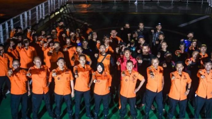 Direktur Operasi Basarnas Laksma TNI Yudhi Bramantyo (tengah) berfoto bersama anggota Tim SAR Ganesha usai memberikan pengarahan di geladak utama KN Ganesha 105 di Dermaga Inggom, Pelabuhan Tanjung Priok, Jakarta Utara, Senin (1/12/2025). (ANTARA FOTO/Muhammad Adimaja)
