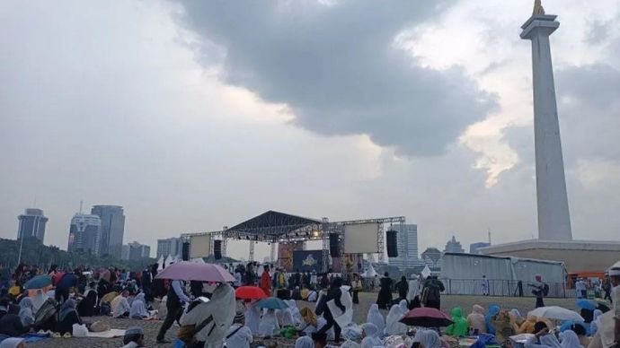 Sejumlah peserta Reuni Akbar 212 saat berada di kawasan Monas, Jakarta, Selasa 2 Desember 2025. ANTARA/Khaerul Izan