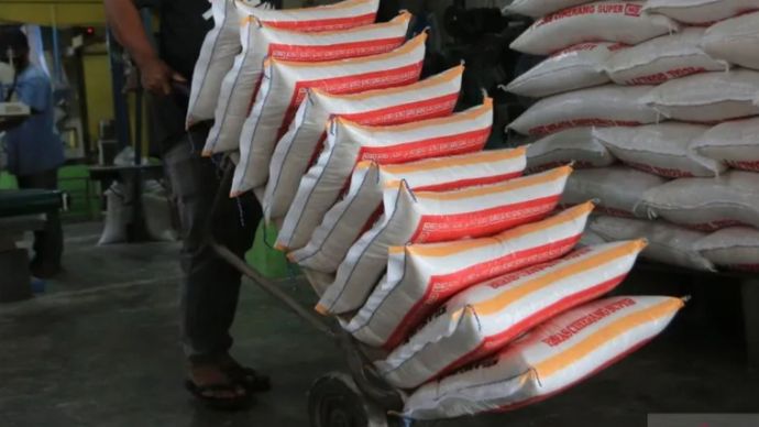 Arsip Foto - Pekerja mengangkut beras di fasilitas penanganan beras di Desa Meunasah Buloh, Kaway XVI, Aceh Barat, Aceh, Selasa (11/11/2025). (ANTARA FOTO/Syifa Yulinnas)