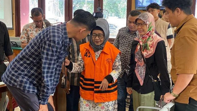 Terdakwa Suliyanti mrmakai jaket orange yang terkait kasus suap ABPD Jambi tahun 2017. ANTARA/Nanang Mairiadi.