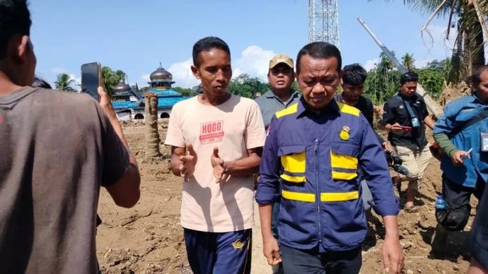 Menteri Energi dan Sumber Daya Mineral (ESDM) Bahlil Lahadalia meninjau lokasi terdampak banjir bandang di Salareh Aia, Kecamatan Palembayan, Kabupaten Agam, Kamis, 3 Desember 2025.  ANTARA/Yusrizal.