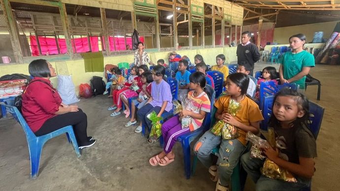 Polisi beri trauma healing kepada anak-anak korban bencana Sumatra. 