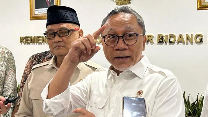Menteri Koordinator Bidang Pangan (Menko Pangan) Zulkifli Hasan (Zulhas) usai menghadiri rapat koordinasi pembentukan kelompok kerja terkait penyediaan makanan untuk jamaah haji dan umrah di Kantor Kemenko Pangan Jakarta, Rabu 3 Desember 2025. (ANTARA/Maria Cicilia Galuh)
