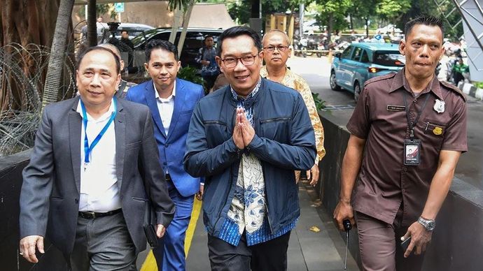 Mantan Gubernur Jawa Barat Ridwan Kamil (tengah) tiba untuk menjalani pemeriksaan di Gedung Merah Putih KPK, Jakarta, Selasa (2/12/2025). Penyidik KPK melakukan pemanggilan kepada Ridwan Kamil untuk diperiksa sebagai saksi dalam kapasitasnya semasa menjabat sebagai Gubernur Jawa Barat dalam kasus dugaan korupsi pengadaan iklan pada Bank Pembangunan Daerah Jawa Barat dan Banten atau Bank BJB periode 2021-2023 yang diperkirakan merugikan keuangan negara sekitar Rp222 miliar. ANTARA FOTO/Indrianto Eko Suwarso/foc/pri.