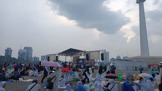 Sejumlah peserta Reuni Akbar 212 saat berada di dalam kawasan Monas, Jakarta, Selasa 2 Desember 2025. ANTARA/Khaerul Izan