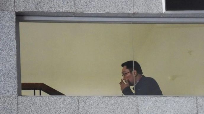 Mantan Gubernur Jawa Barat Ridwan Kamil berjalan menuju ruang pemeriksaan di Gedung Merah Putih KPK, Jakarta, Selasa 2 Desember 2025. Penyidik KPK melakukan pemanggilan kepada Ridwan Kamil untuk diperiksa sebagai saksi dalam kapasitasnya semasa menjabat sebagai Gubernur Jawa Barat dalam kasus dugaan korupsi pengadaan iklan pada Bank Pembangunan Daerah Jawa Barat dan Banten atau Bank BJB periode 2021-2023 yang diperkirakan merugikan keuangan negara sekitar Rp222 miliar. ANTARA FOTO/Indrianto Eko Suwarso/nz