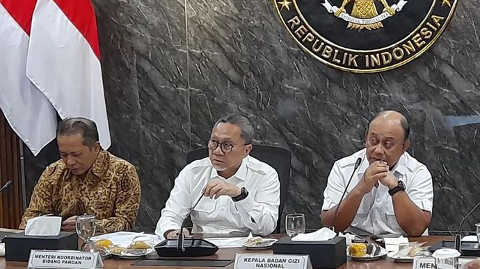 Kepala BGN Dadan Hindayana (paling kanan) dalam rapat bersama Menteri Koordinator Bidang Pangan Zulkifli Hasan (tengah) di Jakarta, Rabu 3 Desember 2025. ANTARA/Lintang Budiyanti Prameswari.