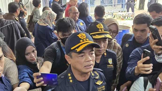 Direktur Jenderal Bea dan Cukai Djaka Budhi Utama saat ditemui dalam Konferensi Pers Pemusnahan Barang Kena Cukai Ilegal Kanwil DJBC Jakarta, Rabu 3 Desember 2025 (ANTARA/Bayu Saputra)