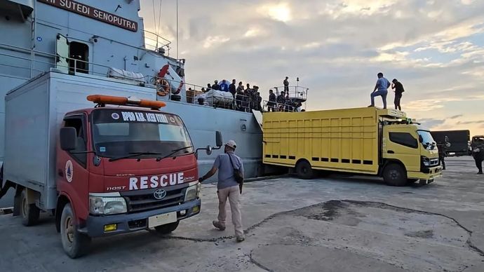 Sejumlah orang beraktivitas di dekat KRI Sutedi Senoputra-378 yang mendistribusikan 30 ton beras bantuan dari Kementrans untuk korban banjir dan longsor di Aceh melalui Pelabuhan Krueng Geukueh, Aceh Utara. ANTARA/Try Vanny S