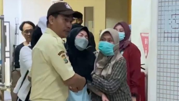 Karina Ranau Nyaris Jatuh Pingsan keluar dari kamar jenazah 