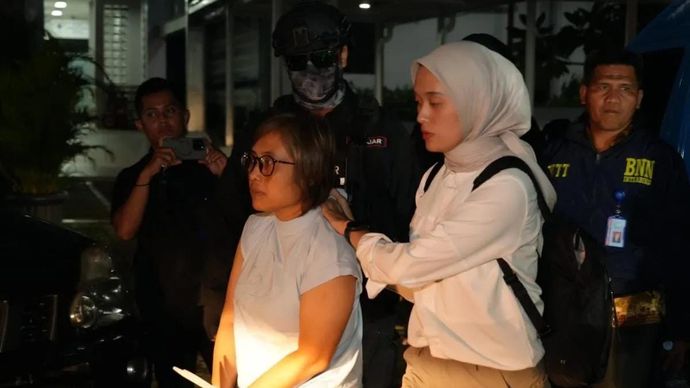 Sejumlah petugas dari BNN saat menggiring Dewi Astutik buron interpol kasus penyelundupan narkotika seberat dua ton sabu saat tiba di Terminal Bandara Soekarno-Hatta (Soetta), Tangerang, Banten. ANTARA/HO-BNN RI.