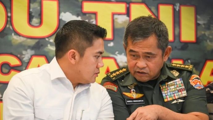 Seskab Teddy Indra Wijaya (kiri) berbincang dengan KSAD Jenderal TNI Maruli Simanjuntak saat konferensi pers terkait penanganan bencana di Lanud Halim Perdanakusuma, Jakarta, Rabu, 3 Desember 2025. ANTARA FOTO/Hafidz Mubarak A/nym/am.