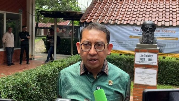 Menteri Kebudayaan (Menbud) RI Fadli Zon ditemui usai meresmikan patung dada pujangga Rusia Leo Tolstoy di Fakultas Ilmu Pengetahuan Budaya Universitas Indonesia (FIB UI), Depok, Jawa Barat, Rabu, 3 Desember 2025. (ANTARA/Nabil Ihsan)