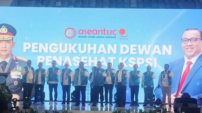 Kapolri Jenderal Pol. Listyo Sigit Prabowo (tengah) dikukuhkan menjadi Ketua Dewan Penasihat Konfederasi Serikat Pekerja Seluruh Indonesia (KSPSI) dalam acara Pembukaan Rapimnas KSPSI di Istora Senayan, Jakarta, Rabu, 3 Desember 2025.  (ANTARA/Nadia Putri Rahmani)