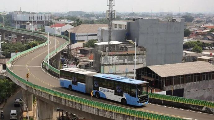 Ilustrasi - Bus Transjakarta melintas di jalan layang khusus bus koridor 13 di Kawasan Cipulir, Jakarta. ANTARA FOTO/Muhammad Iqbal/nym/am.