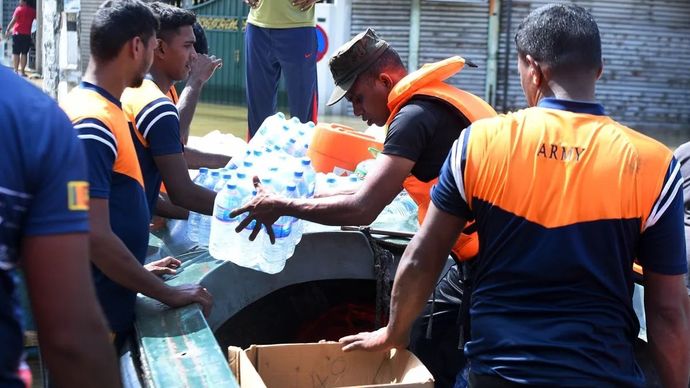 Tim penyelamat membagikan air kemasan kepada orang-orang yang terkena dampak banjir di Kolombo, Sri Lanka, pada 1 Desember 2025. ANTARA/Xinhua/Gayan Sameera