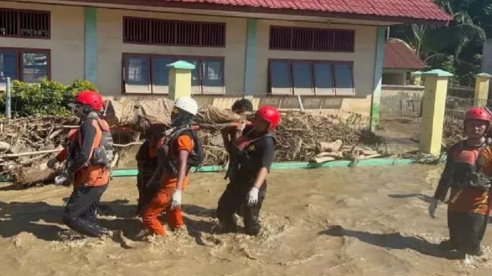 Tim Basarnas saat mengevakuasi korban banjir Aceh, Minggu 30 November 2025. ANTARA/HO-Humas Basarnas Banda Aceh.