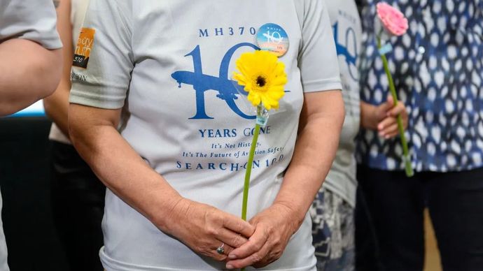 Sejumlah keluarga korban memegang bunga pada acara yang menandai sepuluh tahun sejak hilangnya MH370 di Subang Jaya, negara bagian Selangor, Malaysia pada 3 Maret 2024. ANTARA/Xinhua/Chong Voon Chung